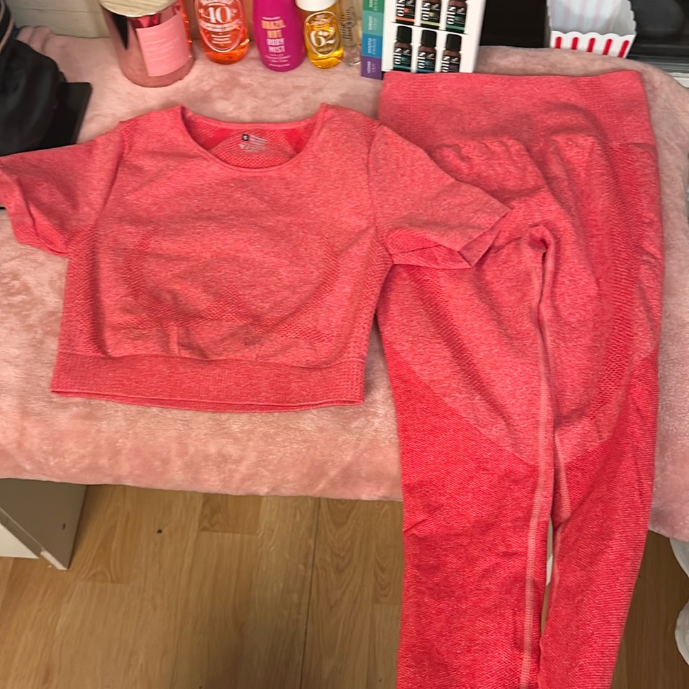 Pink workout Set 
Shirt 
Leggings 
Size small